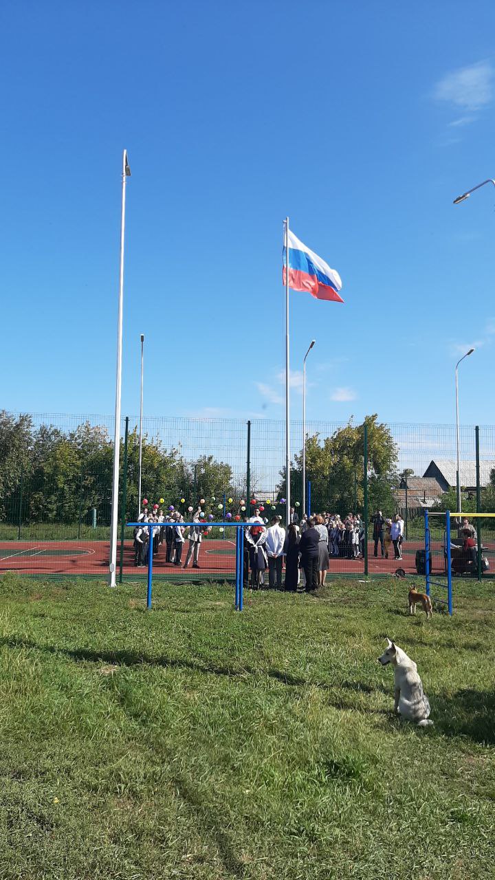 Церемония поднятия флага.